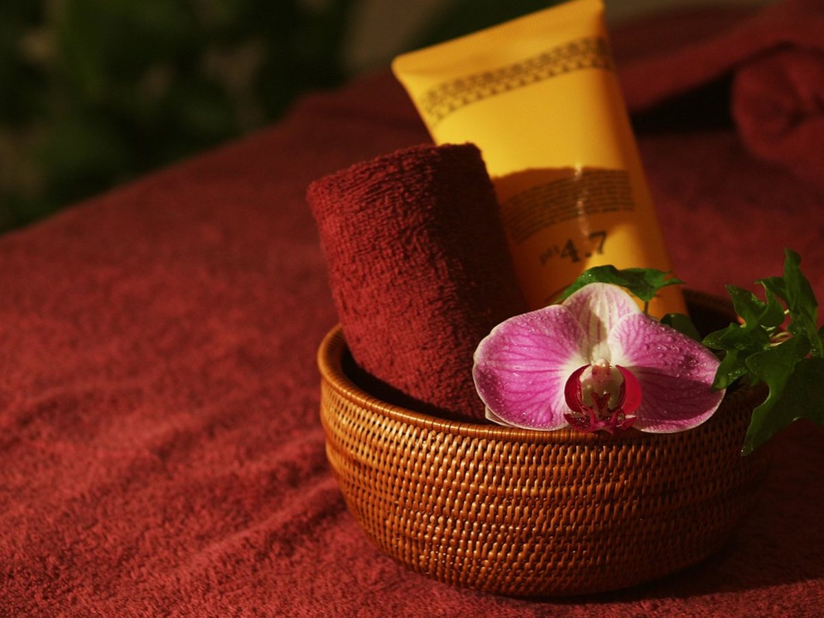 Huile de massage et orchidée pour un rituel de détente