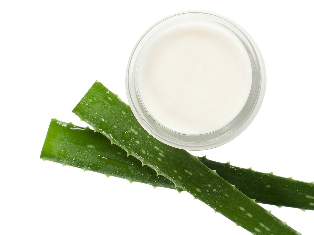 Crème de soin à l'aloe vera préparée par l'esthéticienne